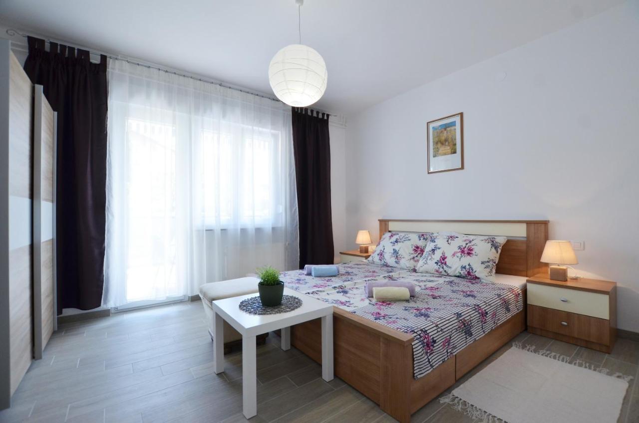 Katy Apartment โรวีน ภายนอก รูปภาพ