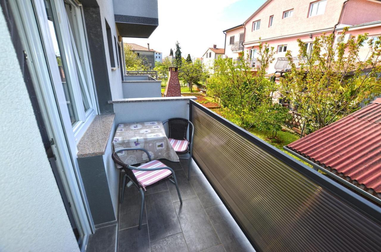 Katy Apartment โรวีน ภายนอก รูปภาพ
