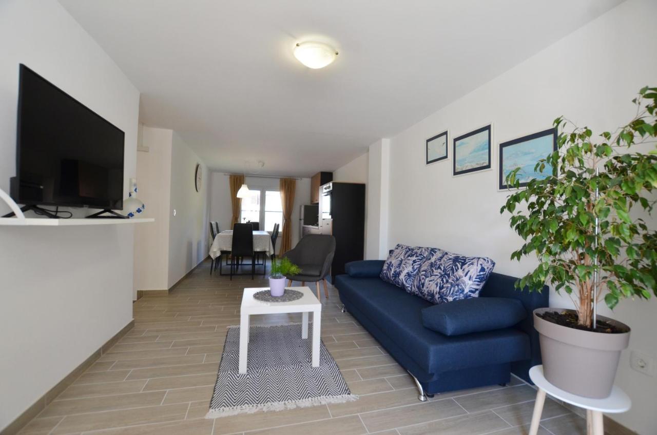 Katy Apartment โรวีน ภายนอก รูปภาพ