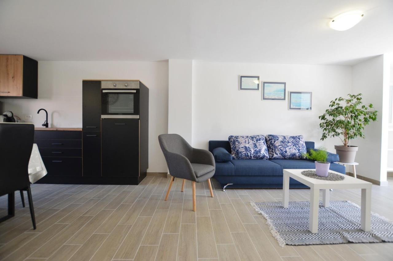 Katy Apartment โรวีน ภายนอก รูปภาพ