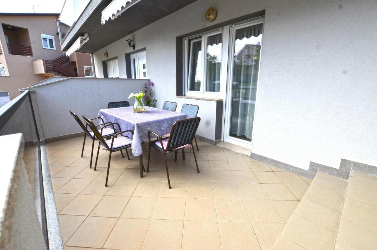 Katy Apartment โรวีน ภายนอก รูปภาพ